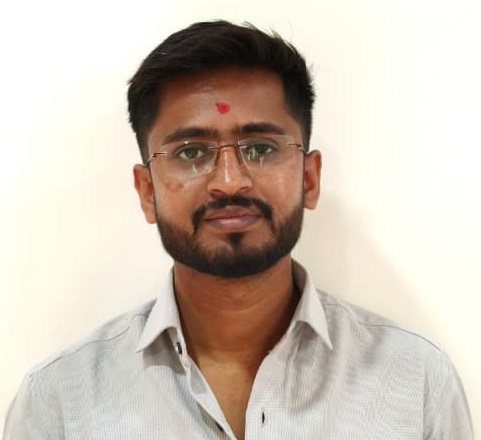 फोटो जोडा - केंद्र चालक जयेश तोत्रे